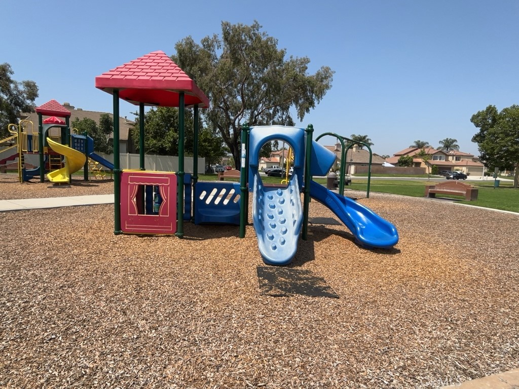 https://media.crmls.org/medias/d853403d-18ac-4b59-b594-3c39ed292795.jpg?preset=X-Large