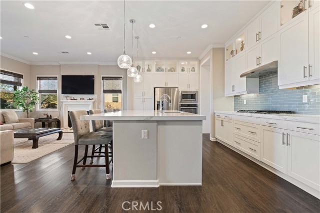 Detail Gallery Image 8 of 66 For 18619 Cedar Crest Dr, Canyon Country,  CA 91387 - 3 Beds | 2/1 Baths