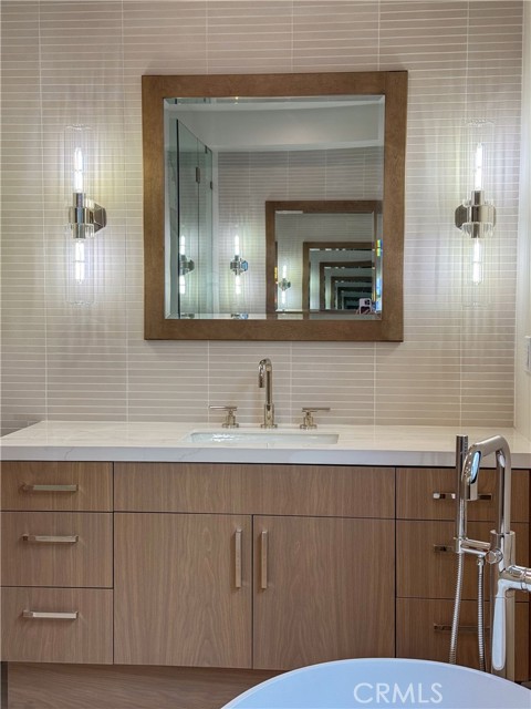 Detail Gallery Image 12 of 56 For 404 16th St, Manhattan Beach,  CA 90266 - 5 Beds | 5/2 Baths