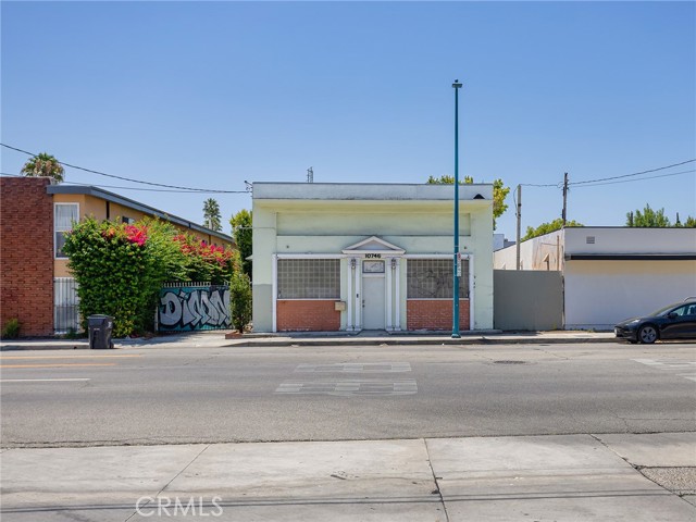 10746 Magnolia Boulevard photo 2
