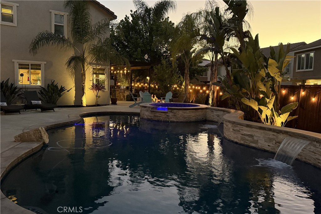 https://media.crmls.org/medias/d85b5b8b-9b76-4216-8393-f96222bdacb6.jpg?preset=X-Large