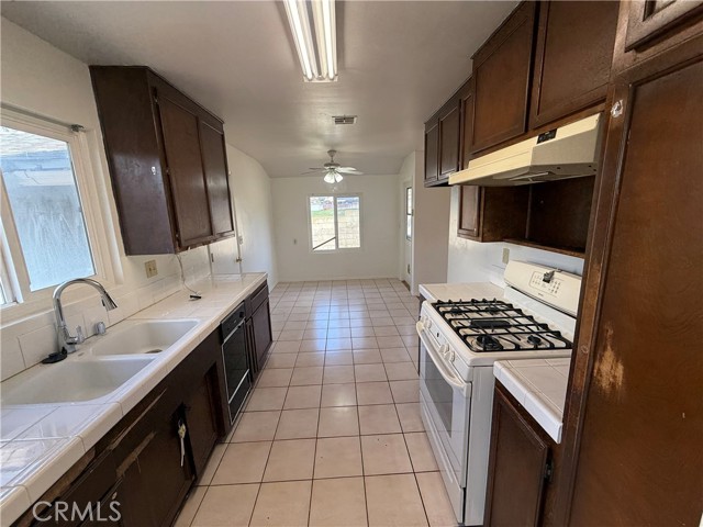 1126 Kings Road, Escondido CA: https://media.crmls.org/medias/d85bdd85-dc87-4fe7-a139-af0d21182cd4.jpg