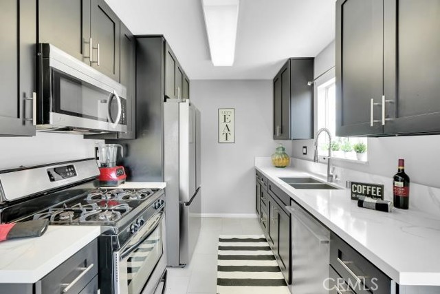 Detail Gallery Image 7 of 51 For 9917 Independence Ave #C,  Chatsworth,  CA 91311 - 2 Beds | 2 Baths