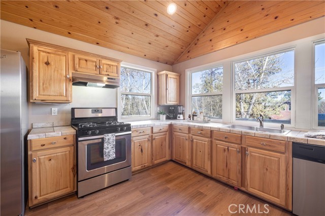 Detail Gallery Image 9 of 27 For 40177 Lakeview, Big Bear Lake,  CA 92315 - 3 Beds | 2 Baths