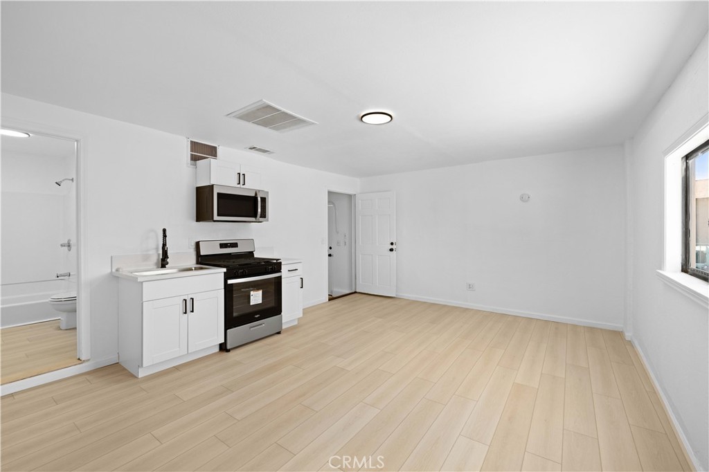 https://media.crmls.org/medias/d8604b84-367d-4327-b2ff-3424edac99a5.jpg?preset=X-Large