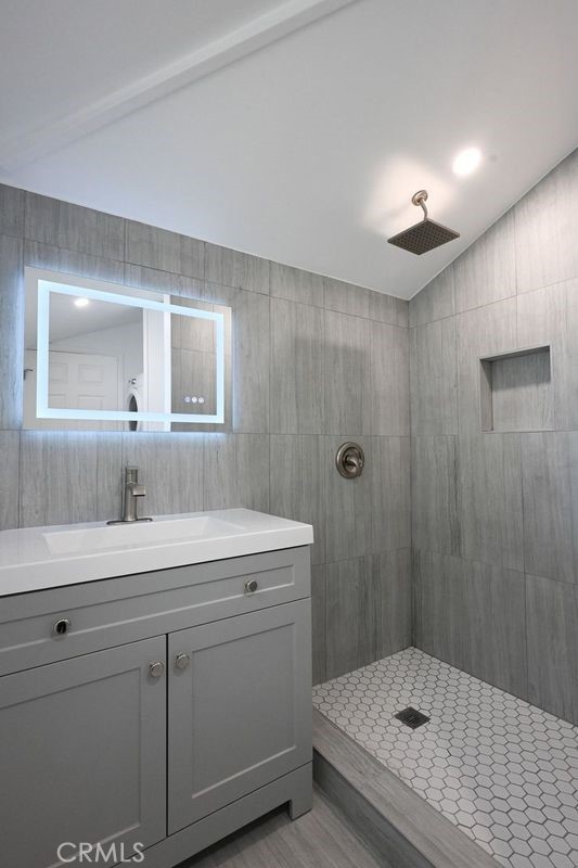 Detail Gallery Image 4 of 28 For 6437 Enfield Ave, Reseda,  CA 91335 - 3 Beds | 2 Baths