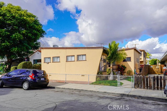 3915 E 11th Street, Long Beach CA: https://media.crmls.org/medias/d869de5a-fb47-49f8-a55a-565c2b0d81d4.jpg