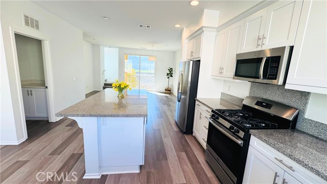 Detail Gallery Image 8 of 20 For 936 Savi Drive #104,  Corona,  CA 92878 - 3 Beds | 3/1 Baths