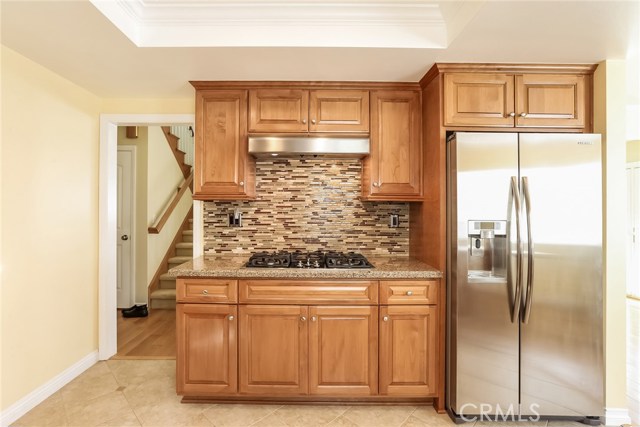 5 burner stove, porcelain counter, glass back splash