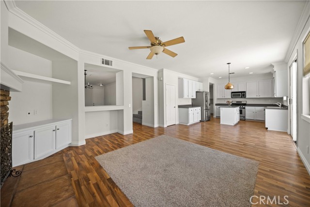 40225 Watford Way, Palmdale CA: https://media.crmls.org/medias/d8716c6d-a98a-4813-a281-a87bfd9185c9.jpg