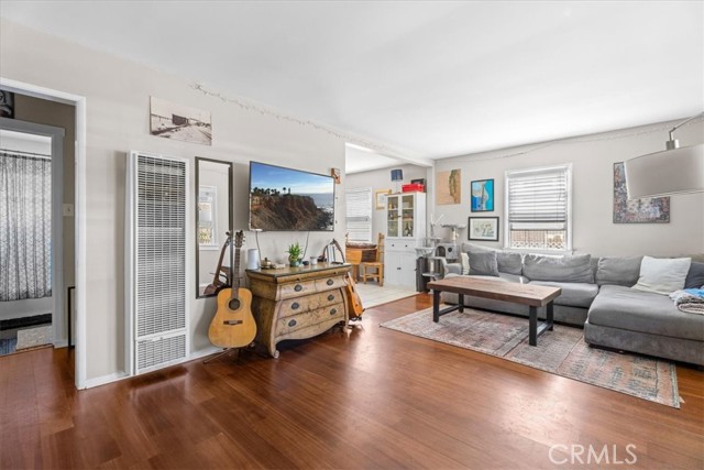 1906 Plant Avenue, Redondo Beach CA: https://media.crmls.org/medias/d872f8fa-5a1d-4d5b-924d-9d026d72c4ff.jpg