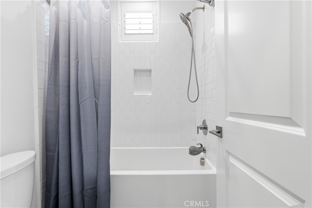 https://media.crmls.org/medias/d873b36a-36ff-4429-88c9-ad83dabfdaa1.jpg?preset=X-Large