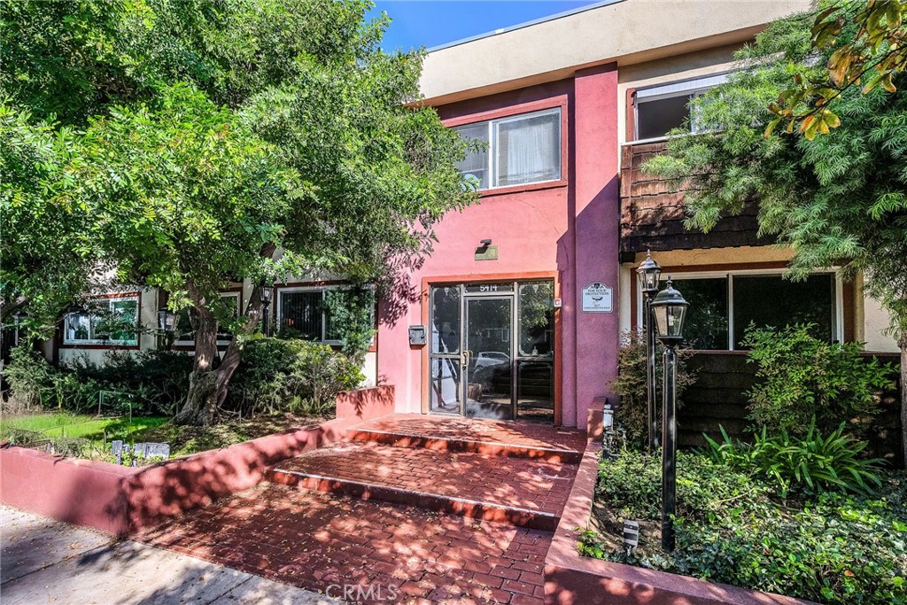 5414 Newcastle Avenue #8