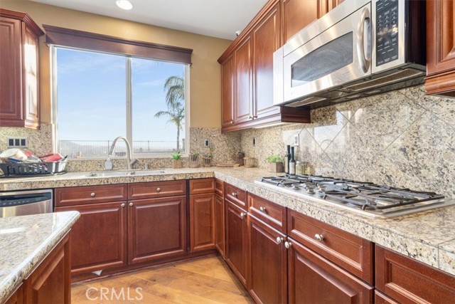 Detail Gallery Image 11 of 38 For 23 via Palmieki Ct, Lake Elsinore,  CA 92532 - 5 Beds | 4/1 Baths