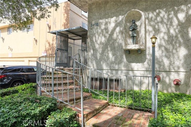 Detail Gallery Image 2 of 15 For 333 Riverdale Dr #8,  Glendale,  CA 91204 - 2 Beds | 1/1 Baths