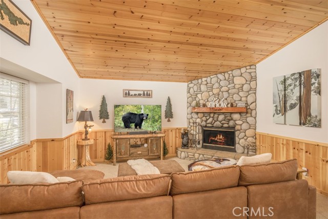 Detail Gallery Image 5 of 45 For 41952 Mapleleaf Dr, Big Bear Lake,  CA 92315 - 3 Beds | 2 Baths