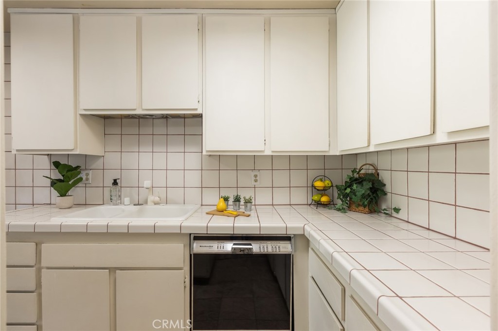 https://media.crmls.org/medias/d8778d20-d87b-466b-b0bf-01dd514a20ac.jpg?preset=X-Large