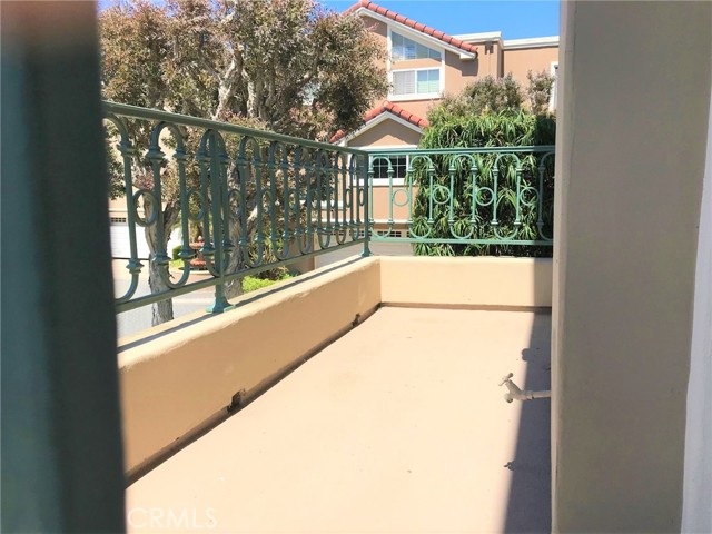 Detail Gallery Image 2 of 18 For 19281 Champion Ln, Huntington Beach,  CA 92648 - 3 Beds | 2/1 Baths