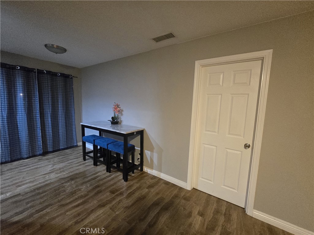 https://media.crmls.org/medias/d87e9358-7af5-4287-9dad-1e8542db723b.jpg?preset=X-Large