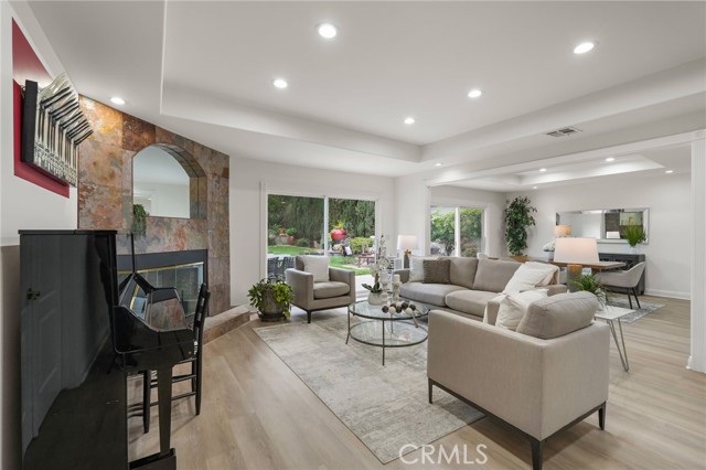 Detail Gallery Image 13 of 62 For 18760 Wells, Tarzana,  CA 91356 - 5 Beds | 4 Baths