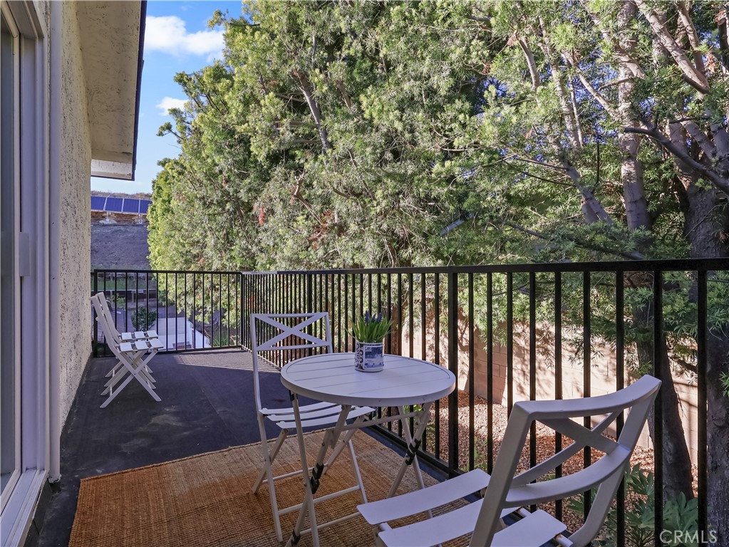 https://media.crmls.org/medias/d8804381-692f-4081-a9b7-8c3b4eefb279.jpg?preset=X-Large
