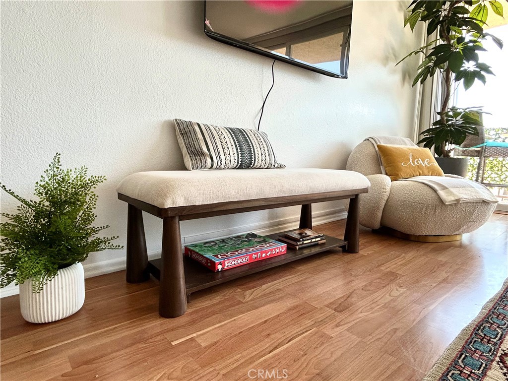 https://media.crmls.org/medias/d880eee7-a1e1-489f-9f8e-2260388144b8.jpg?preset=X-Large
