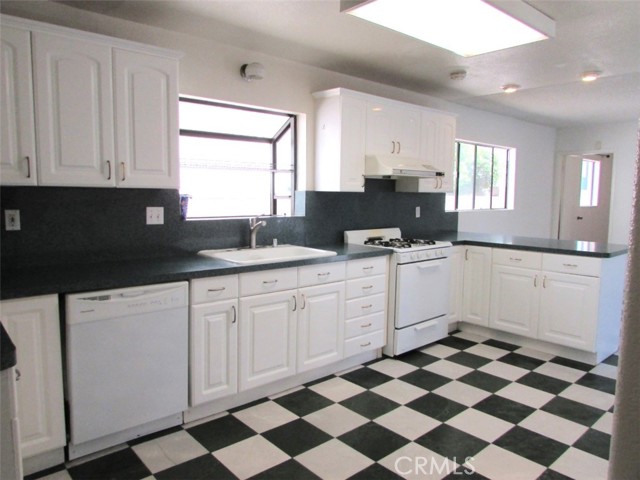 Detail Gallery Image 11 of 19 For 2214 W 239th St, Torrance,  CA 90501 - 3 Beds | 2 Baths