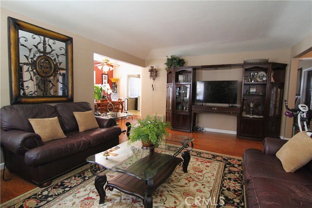 Detail Gallery Image 6 of 30 For 13250 Dyer St, Sylmar,  CA 91342 - 3 Beds | 1/1 Baths