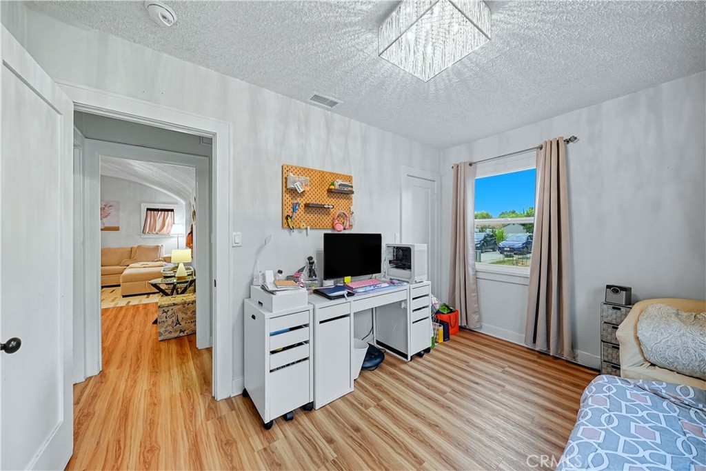 https://media.crmls.org/medias/d8850d67-7266-4e52-9d4a-bf1b1350fd28.jpg?preset=X-Large