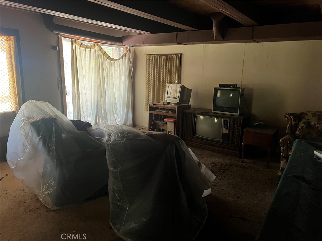https://media.crmls.org/medias/d885628a-dade-49cf-8b89-17dbcf6f0873.jpg?preset=X-Large