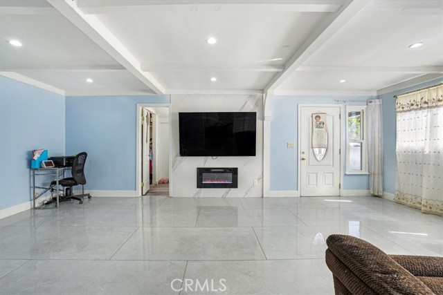 Detail Gallery Image 9 of 58 For 15330 Hart St, Van Nuys,  CA 91406 - 4 Beds | 4 Baths