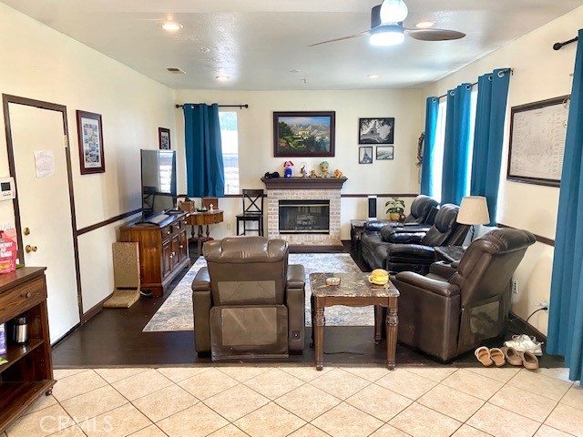 16883 Hazeltine Court, Fontana CA: https://media.crmls.org/medias/d88c8915-9d6a-48b9-9241-d3828f041011.jpg