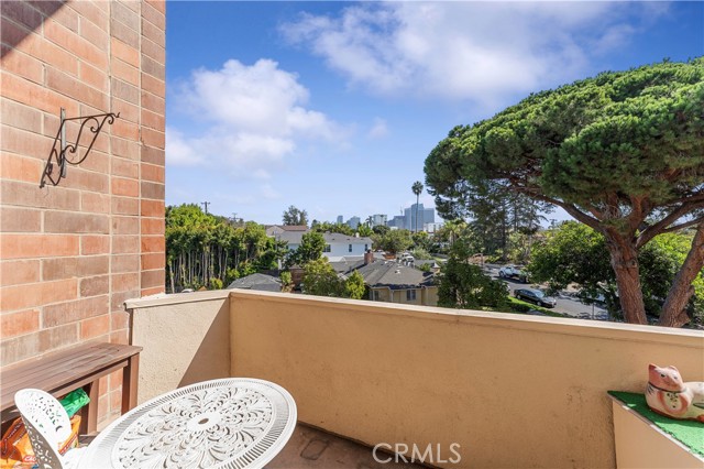 Detail Gallery Image 15 of 21 For 1567 Westholme 4a,  Los Angeles,  CA 90024 - 2 Beds | 2/1 Baths