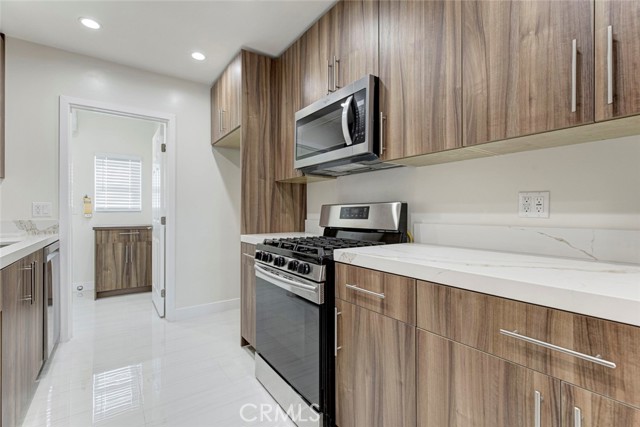 Detail Gallery Image 9 of 26 For 13327 Strathern St, North Hollywood,  CA 91605 - 3 Beds | 2 Baths