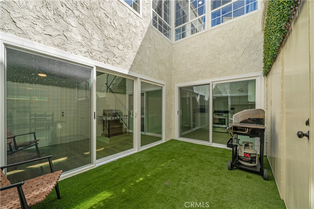 https://media.crmls.org/medias/d892bbd8-6d60-4e80-9e94-16d64bcd249f.jpg?preset=X-Large