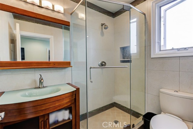 Detail Gallery Image 5 of 9 For 2504 23rd St, Santa Monica,  CA 90405 - 2 Beds | 2 Baths