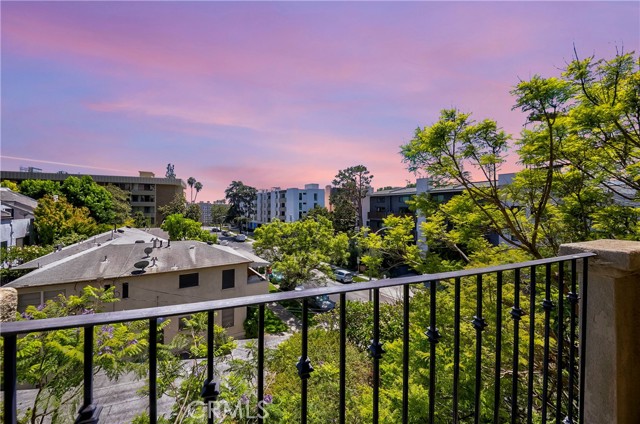 1250 Midvale Avenue, Los Angeles CA: https://media.crmls.org/medias/d895ee7f-2105-4de0-9d63-07ff3ed84a59.jpg