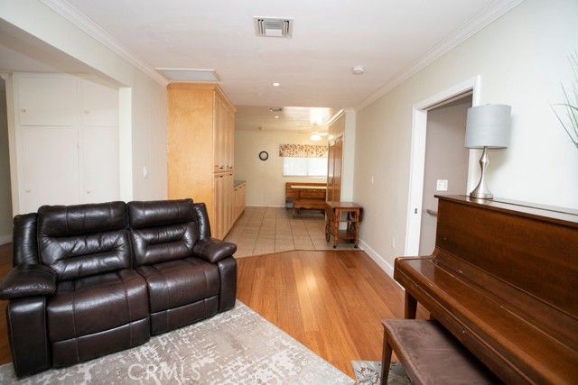 1019 W Milton Drive, Glendora CA: https://media.crmls.org/medias/d8961481-7cce-40f8-a9f3-bdd5a51a1516.jpg