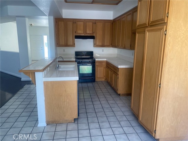 Detail Gallery Image 6 of 10 For 12866 Albright Ct, Victorville,  CA 92392 - 6 Beds | 3 Baths