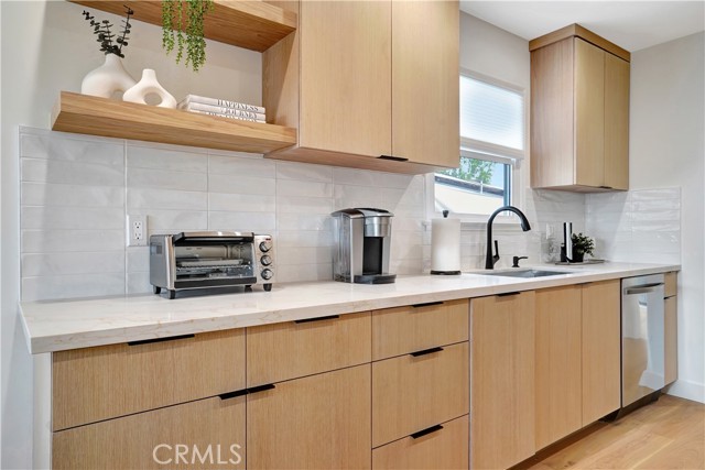 Detail Gallery Image 9 of 30 For 6438 Lindley Ave, Reseda,  CA 91335 - 3 Beds | 2 Baths