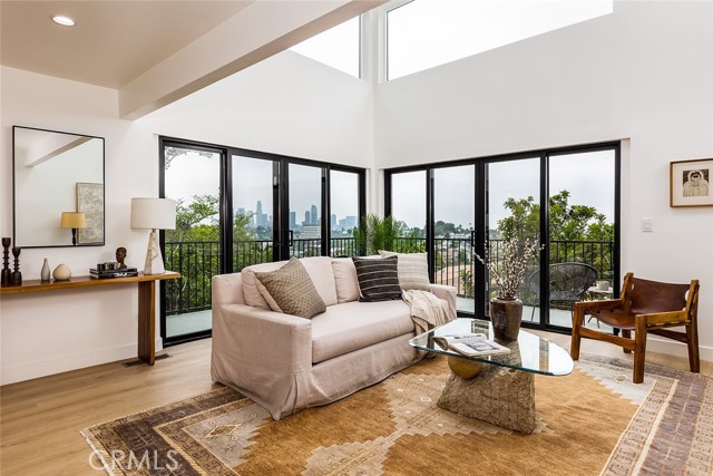 Detail Gallery Image 1 of 27 For 1661 Mohawk St, Los Angeles,  CA 90026 - 2 Beds | 2/1 Baths