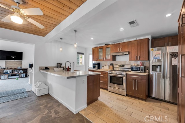 Detail Gallery Image 19 of 30 For 9707 Foothill, Sylmar,  CA 91342 - 4 Beds | 3 Baths