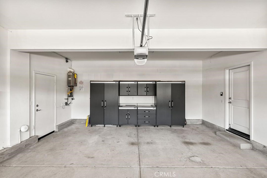 https://media.crmls.org/medias/d8a216e9-dccf-4243-84f2-66b396623fed.jpg?preset=X-Large
