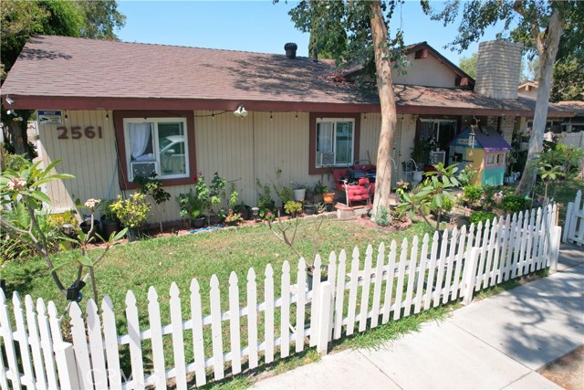 2561 E Ward Terrace, Anaheim CA: https://media.crmls.org/medias/d8a2de8e-648c-430f-a1c5-239311bb73b9.jpg