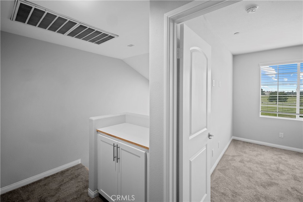 https://media.crmls.org/medias/d8a4ad79-619b-436e-8f37-8bb5ffc1eedb.jpg?preset=X-Large