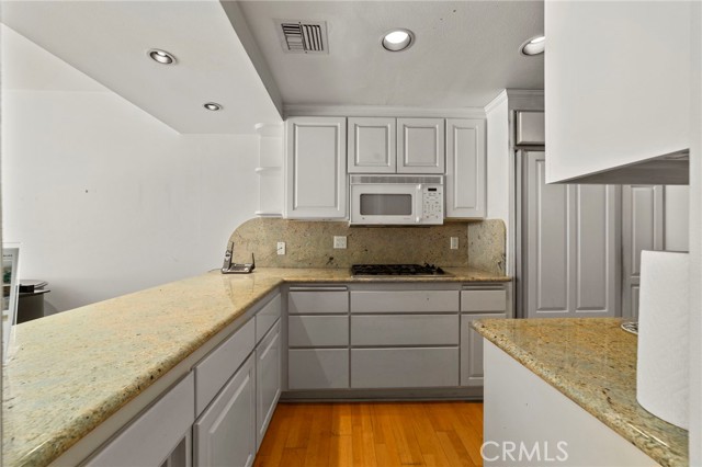 Detail Gallery Image 13 of 37 For 10650 Holman Ave #107,  Los Angeles,  CA 90024 - 2 Beds | 2 Baths