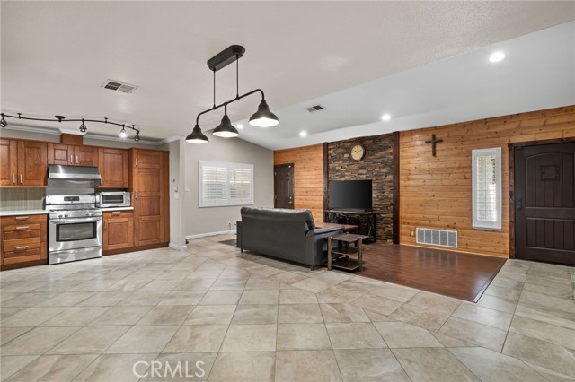 Detail Gallery Image 6 of 27 For 15691 Montgomery, Fontana,  CA 92336 - 3 Beds | 2 Baths