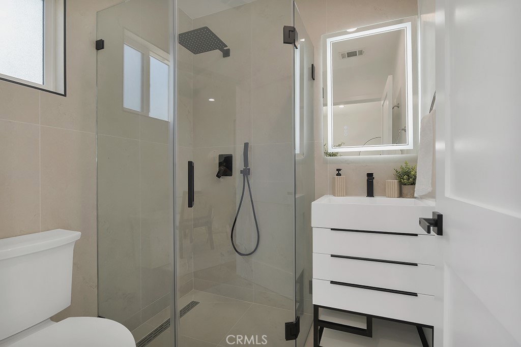 https://media.crmls.org/medias/d8ab0cf0-da38-491e-a558-6d4f0213208a.jpg?preset=X-Large