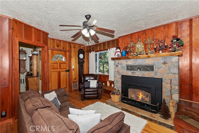 Detail Gallery Image 2 of 43 For 29591 Hook Creek Rd, Cedar Glen,  CA 92321 - 3 Beds | 1 Baths