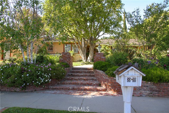 Detail Gallery Image 10 of 61 For 18543 Chatsworth St, Northridge,  CA 91326 - 5 Beds | 2/1 Baths